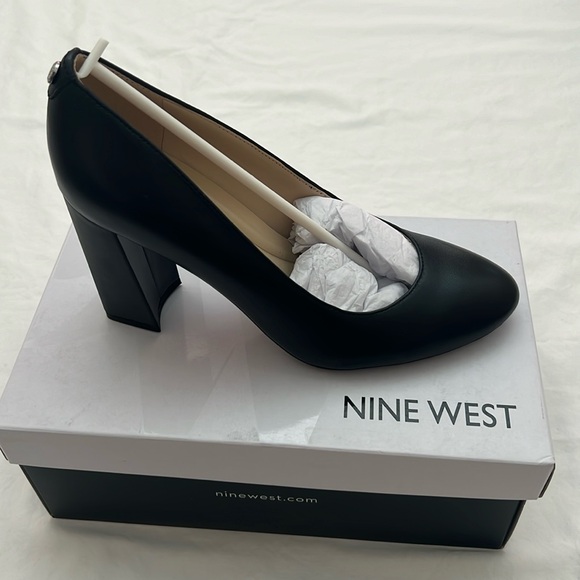 Nine West Black Leather Pump - Picture 1 of 8